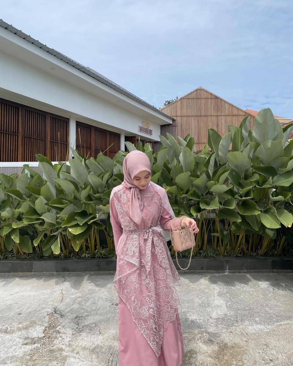 inspirasi outfit ala Vina Maulina (instagram.com/vinamaulina)