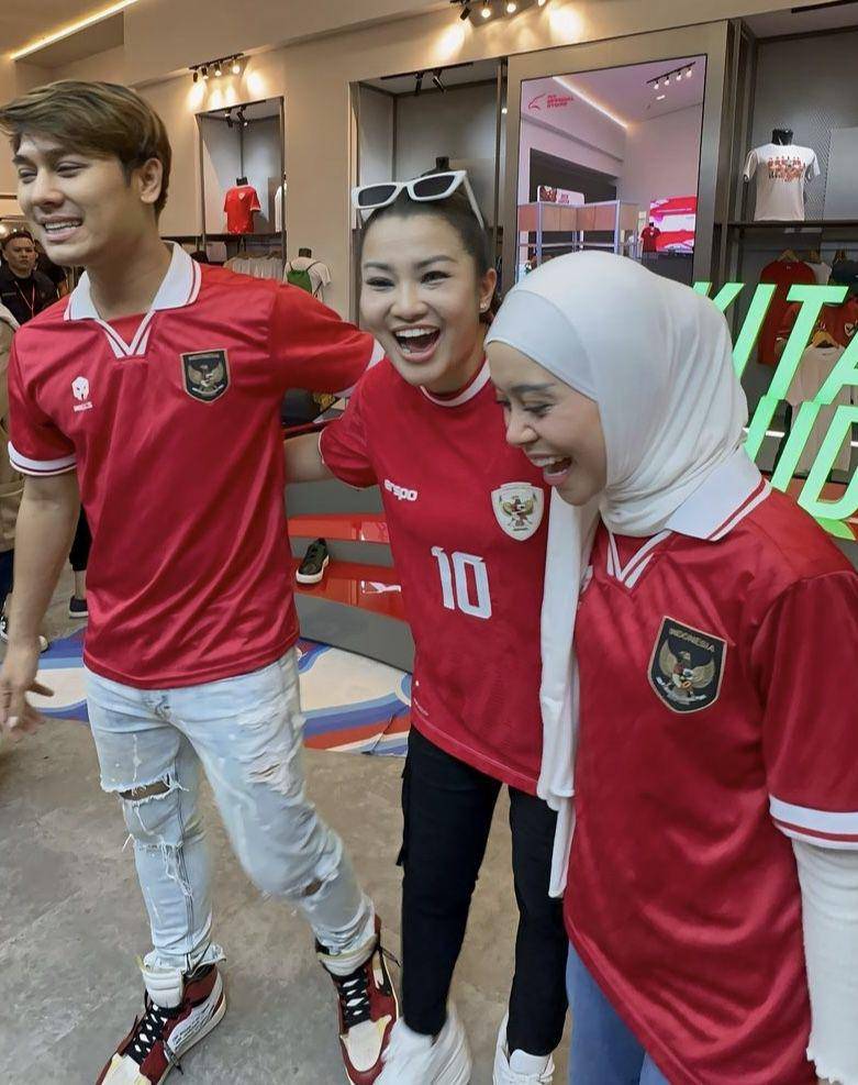 potret Lesti Kejora dan Rizky Billar nonton Timnas Vs Irak (instagram.com/fitricarlina)