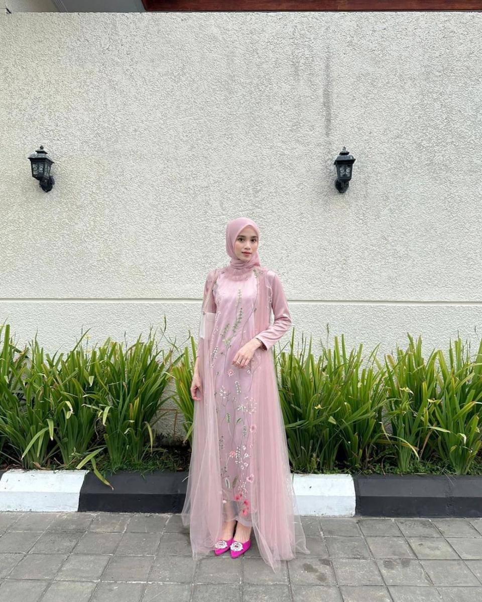 inspirasi outfit ala Vina Maulina (instagram.com/vinamaulina)
