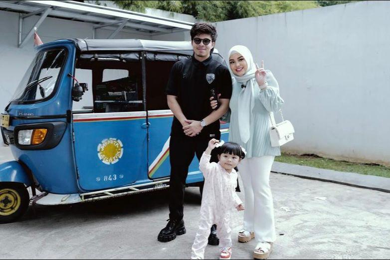 7 Potret Atta Halilintar dan Aurel Jemput Sekolah Ameena Pakai Bajaj