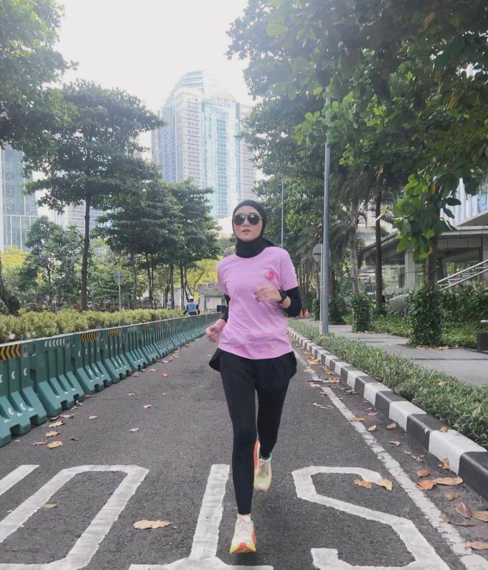 Zeezee Shahab (instagram.com/zeezeeshahab/)