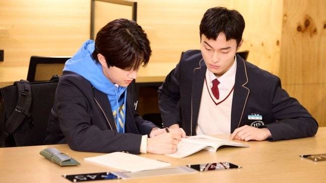 Bong Jaehyun dan Yoon Chan Young di High School Return of a Gangster (dok. VIU/High School Return of a Gangster)
