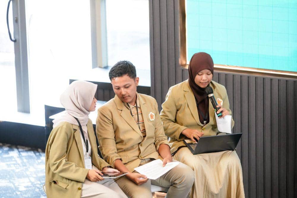 Tim Universitas Gadjah Mada (UGM) yang bertanding dalam Liga Debat Mahasiswa 2024. (dok. IDN Times)