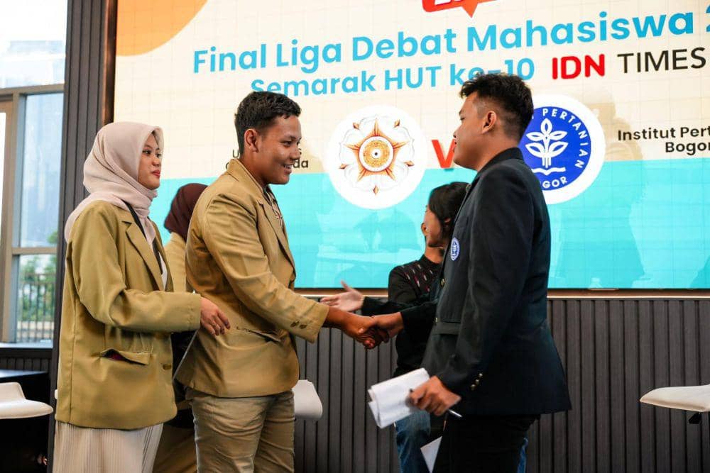 Suasana Tim UGM dan IPB usai Liga Debat Mahasiswa 2024. (dok. IDN Times)