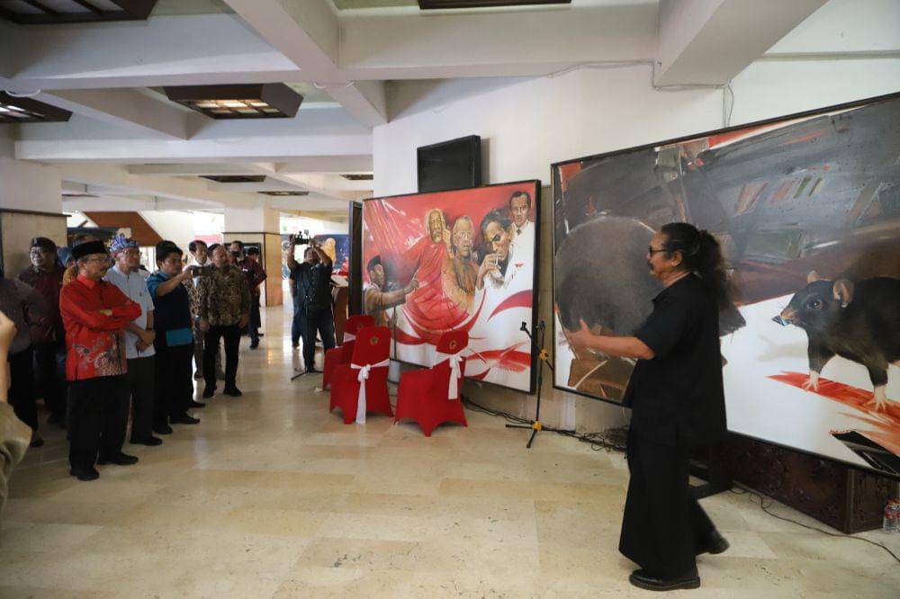 Pameran Lukisan "Sang Fajar" peringatan Bulan Bung Karno di Untag Surabaya. (Dok. Humas Untag)