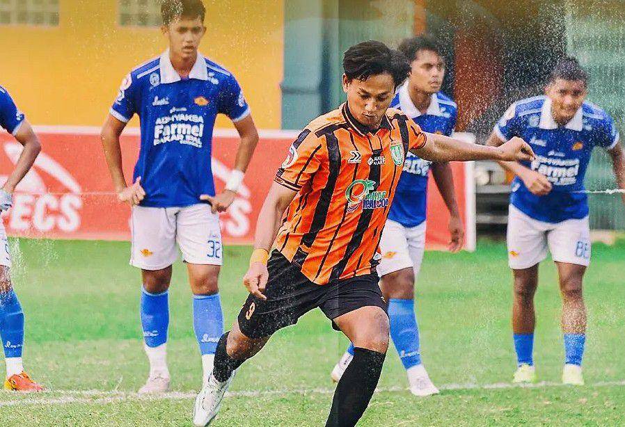 Diego Banowo ketika menjadi eksekutor penalti Persibo Bojonegoro dalam laga melawan Adhyaksa Farmel FC pada grand final Liga 3 Indonesia 2023/2024. (instagram.com/persibo.bojonegoro)