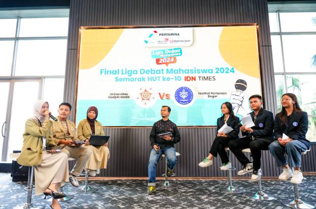 Suasana babak final Liga Debat Mahasiswa 2024 antara Tim UGM (kiri) dan Tim IPB (kanan), di kantor IDN Media HQ, Jakarta, Kamis (6/6). (dok. IDN Times)
