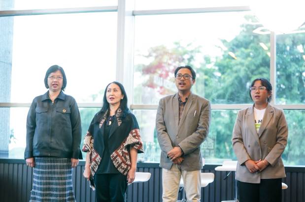 Editor in Chief IDN Times, Uni Lubis bersama dengan tiga panelis Liga Debat Mahasiswa 2024. (dok. IDN Times)