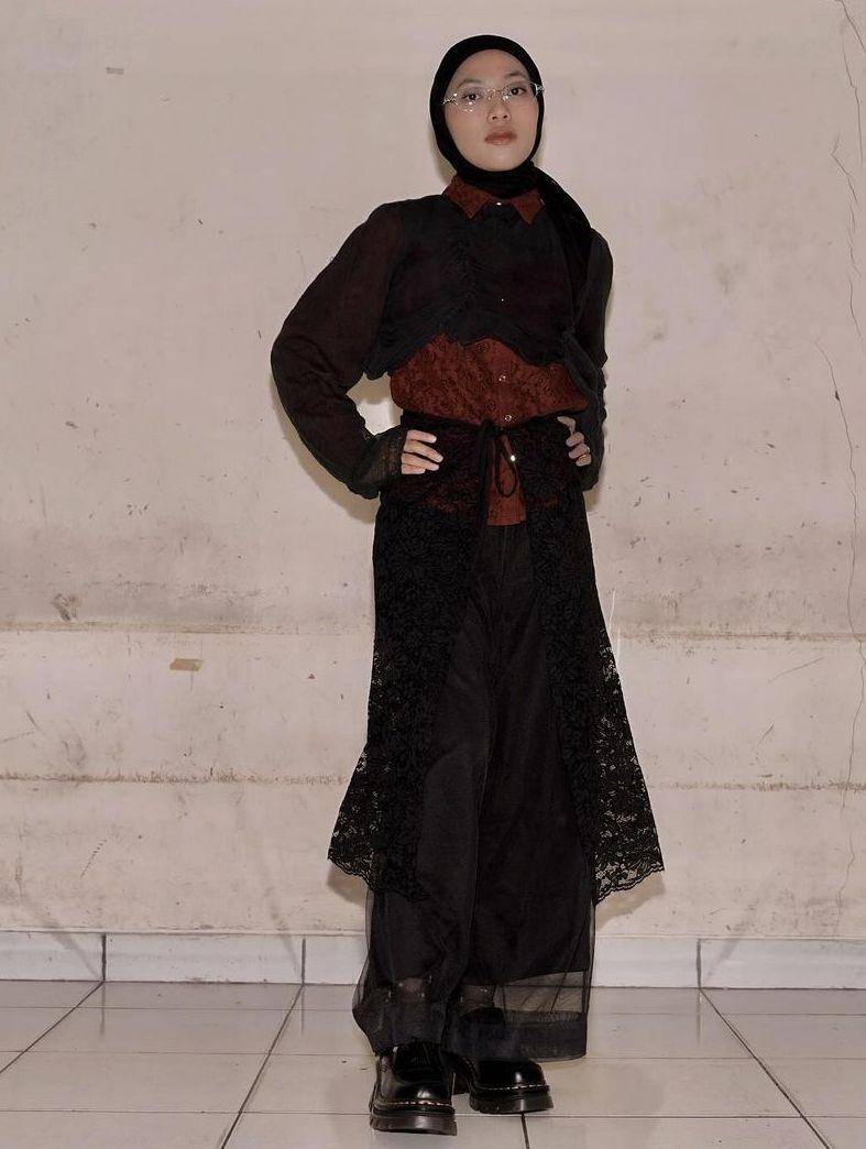 OOTD hitam Feby Putri (instagram.com/fbyputrinc)