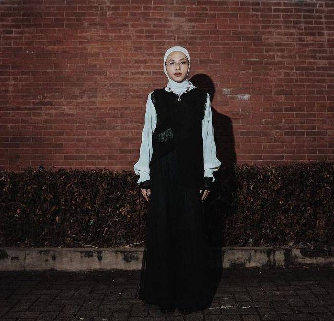 OOTD hitam Feby Putri (instagram.com/fbyputrinc)