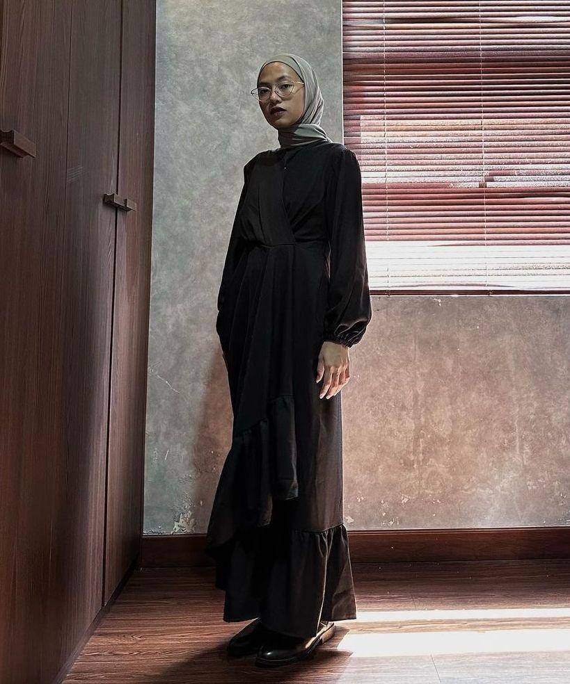 OOTD hitam Feby Putri (instagram.com/fbyputrinc)