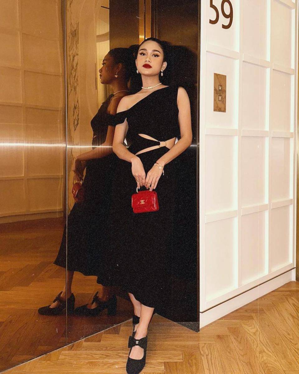 Dress nuansa hitam ala Azizah Salsha (instagram.com/azizahsalsha_)