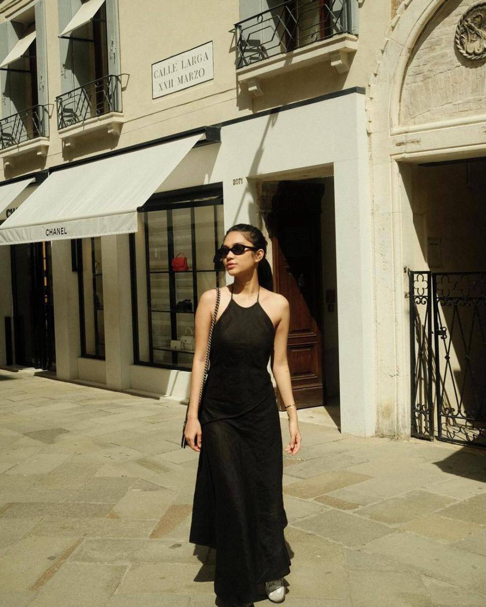 Dress nuansa hitam ala Azizah Salsha (instagram.com/azizahsalsha_)