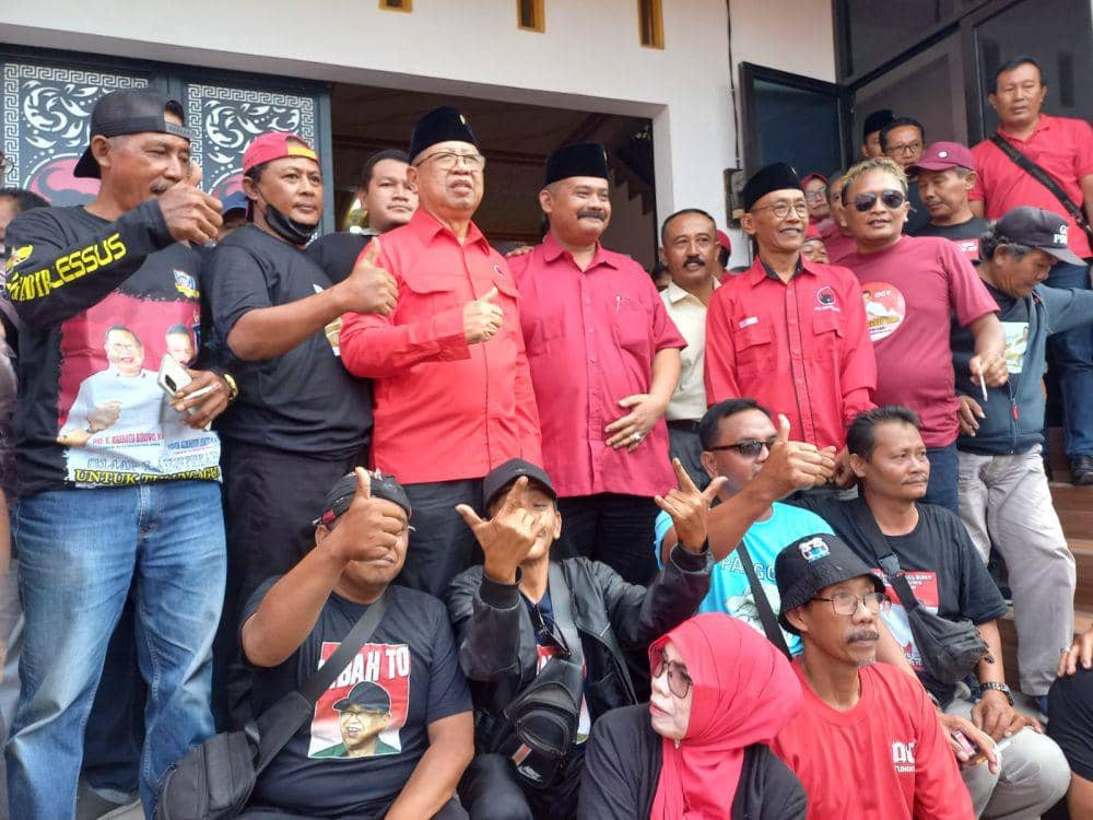 Maryoto Birowo saat mendaftar ke DPC PDIP Tulungagung. IDN Times/ istimewa