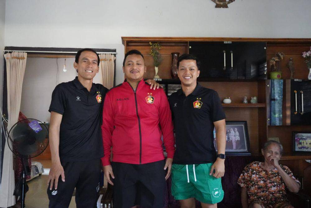 Pemain Persik Kediri saat menjenguk Alfian Agung Prasetyo. IDN Times/ istimewa