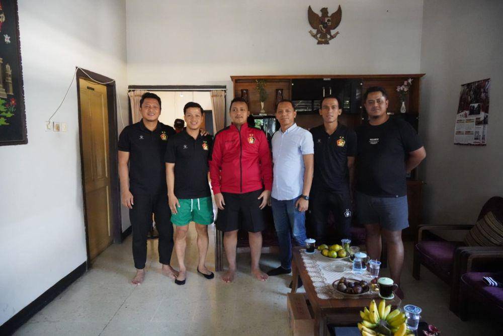 Perwakilan manajemen dan pemain Persik Kediri saat menjenguk Alfian Agung Prasetyo. IDN Times/ istimewa
