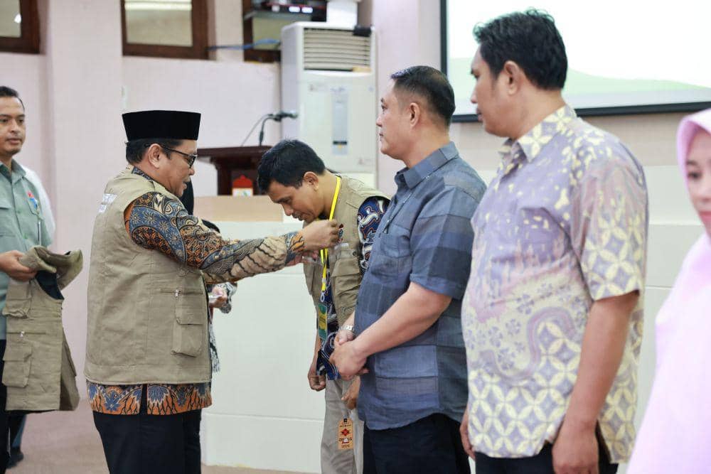 Pemerintah Kota Makassar melepas tim pemeriksa hewan kurban jelang hari raya Idul Adha 1445 Hijriah. (Dok. Pemkot Makassar)