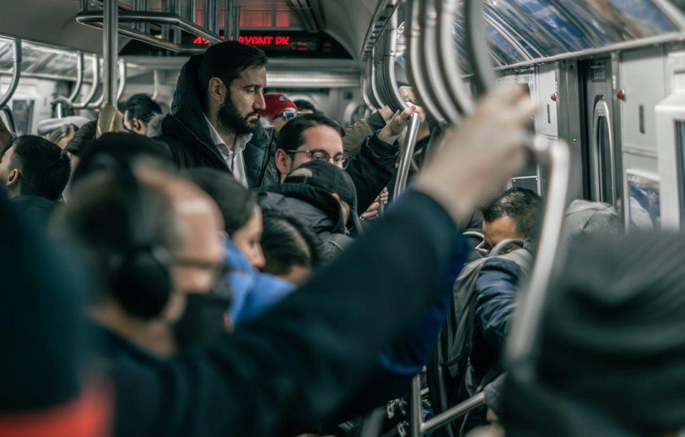 ilustrasi suasana transportasi umum (pexels.com/Michael Dimartino)