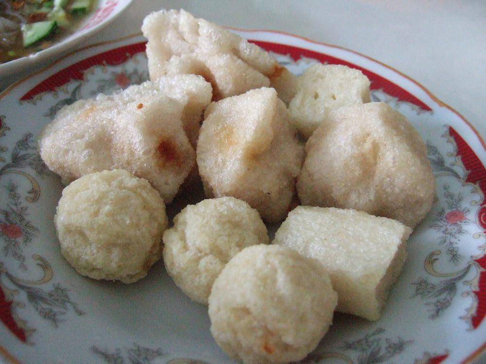 ilustrasi pempek dan model (commons.wikimedia.org/Midori)