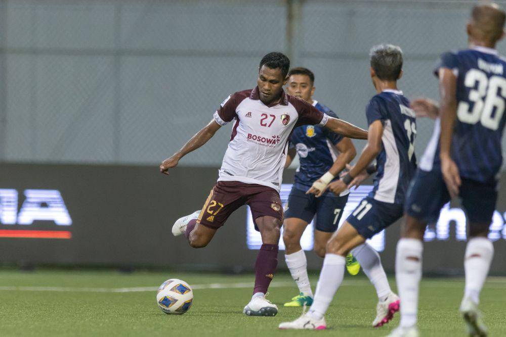 Aksi pemain PSM Makassar, Safrudin Tahar, dalam laga matchday keempat Grup H AFC Cup 2023/24 kontra Hougang United di Jalan Besar Stadium Singapura, 9 November 2023. (Dok. Asian Football Confederation (AFC)/Leo Shengwei)