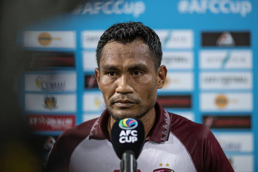 Pemain PSM Makassar, Safrudin Tahar, memberi pernyataan kepada media usai laga matchday keempat Grup H AFC Cup 2023/24 kontra Hougang United di Jalan Besar Stadium Singapura, 9 November 2023. (Dok. Asian Football Confederation (AFC)/Leo Shengwei)