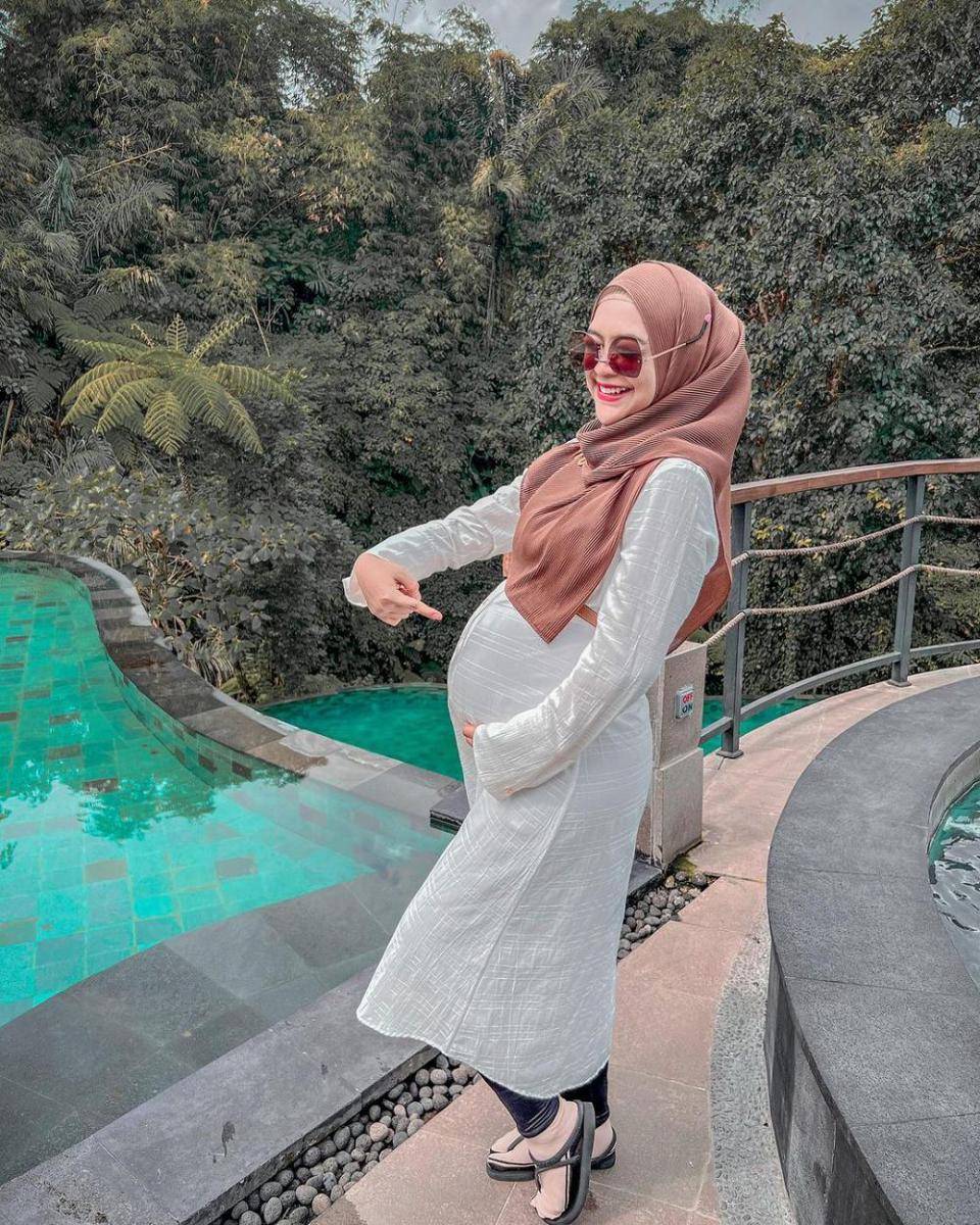 ide outfit bumil hijab simpel (instagram.com/riaricis1795)