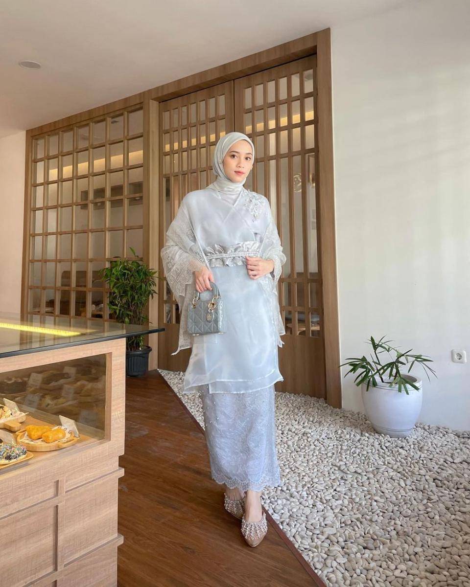 inspirasi kebaya ala Vina Maulina (instagram.com/vinamaulina)