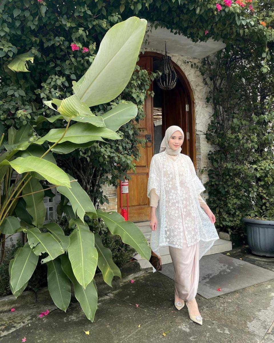 inspirasi kebaya ala Vina Maulina (instagram.com/vinamaulina)