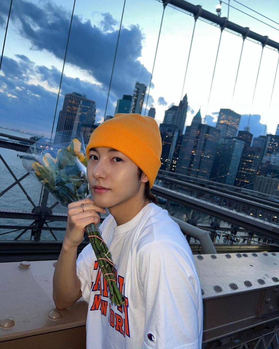 Renjun dengan tulip kuning (https://www.instagram.com/yellow_3to3/)