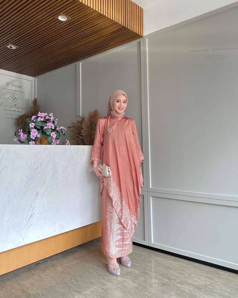 inspirasi kebaya ala Vina Maulina (instagram.com/vinamaulina)