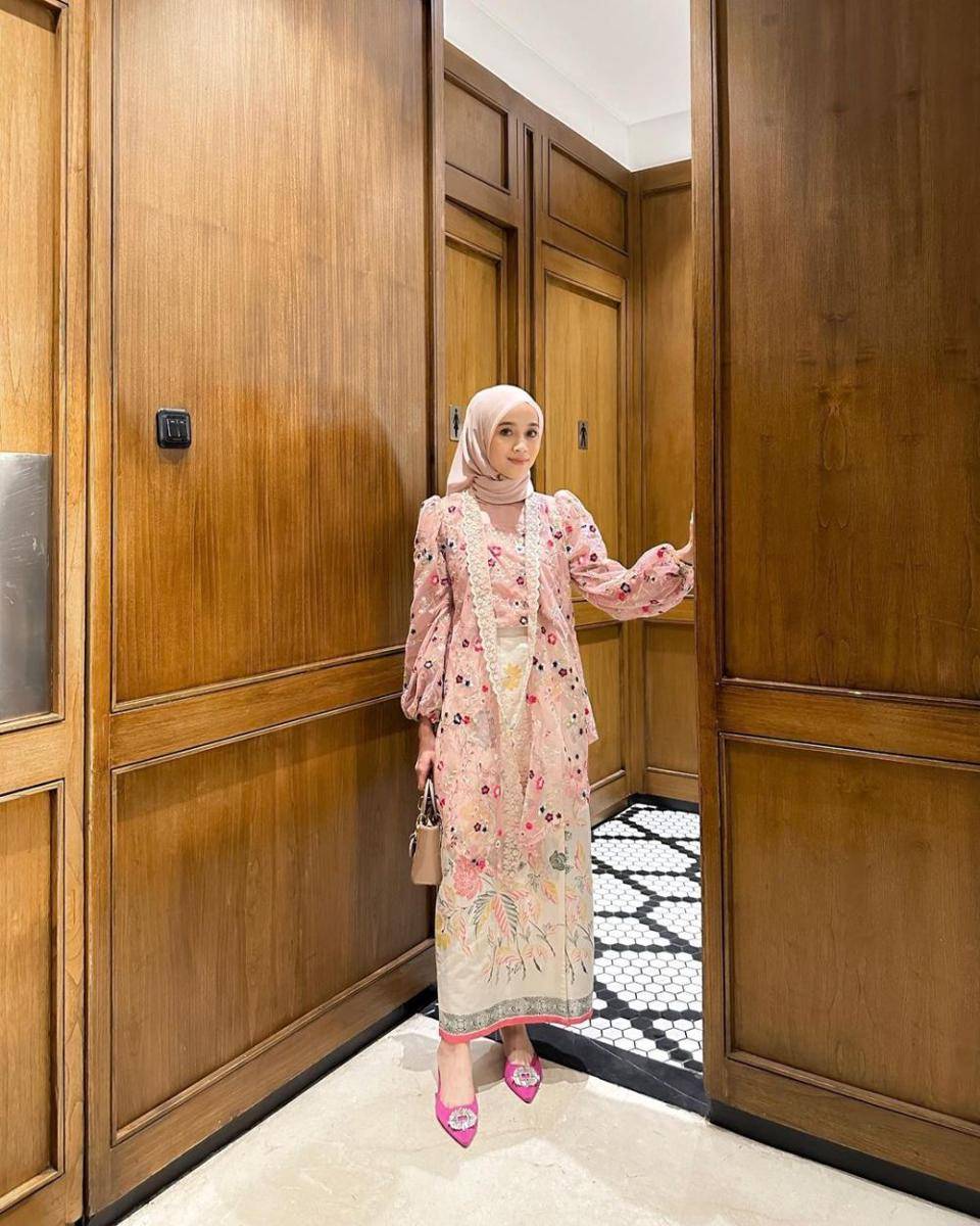inspirasi kebaya ala Vina Maulina (instagram.com/vinamaulina)