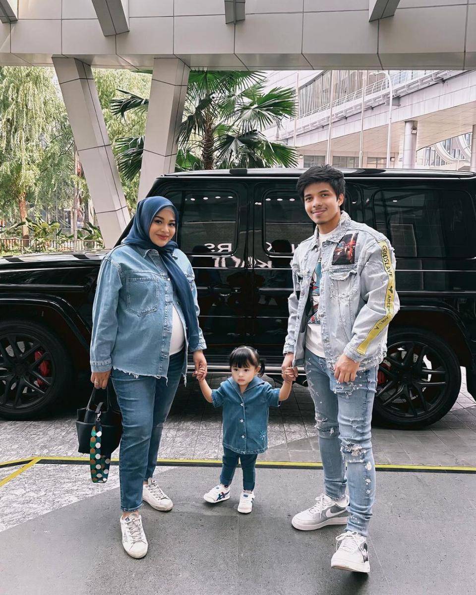 ide outfit bumil hijab simpel (instagram.com/attahalilintar)
