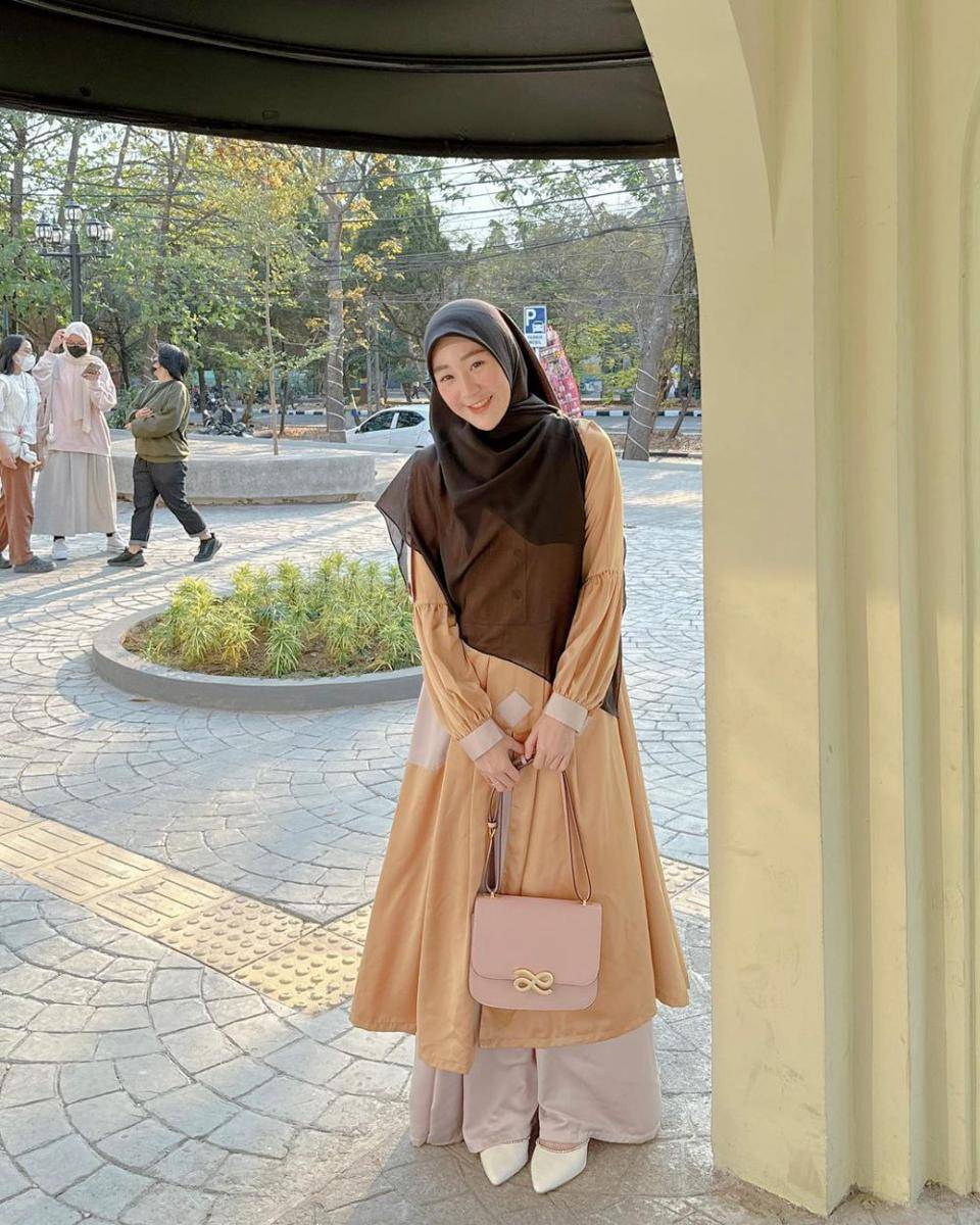 ide outfit bumil hijab simpel (instagram.com/larissachou)