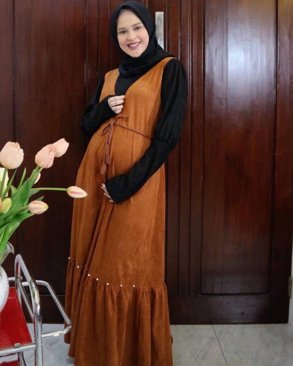 ide outfit bumil hijab simpel (instagram.com/cutratumeyriska)