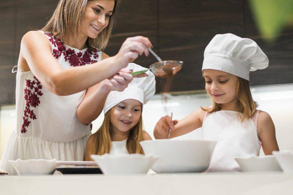 ilustrasi memasak bersama anak (freepik.com/freepik)