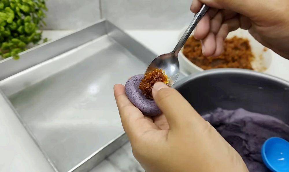 ilustrasi membuat kue mendhut ketan hitam (youtube.com/CR COOK)
