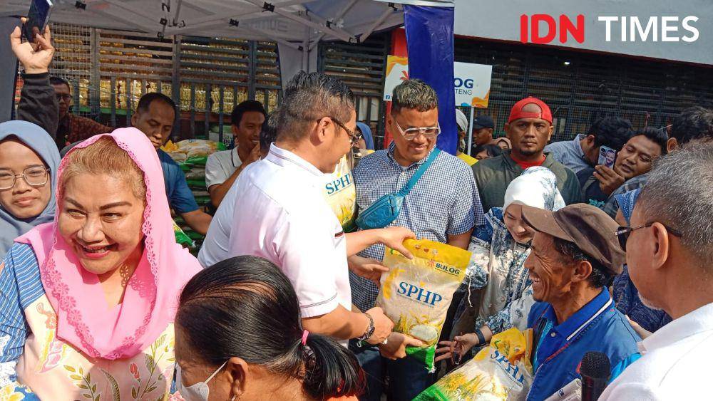 Pasha Ungu dan Uya Kuya membagikan beras SPHP di Pasar Karangayu Semarang. (IDN Times/Fariz Fardianto)