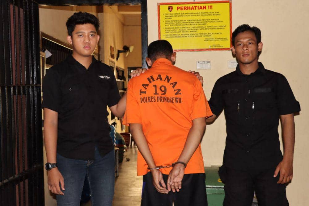 Pelaku WO ditangkap personel Unit PPA Satreskrim Polres Pringsewu. (Dok. Polres Pringsewu).