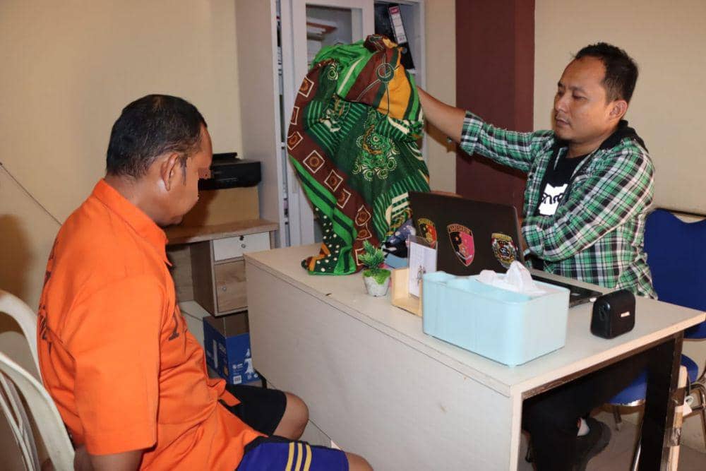 Pelaku WO ditangkap personel Unit PPA Satreskrim Polres Pringsewu. (Dok. Polres Pringsewu).