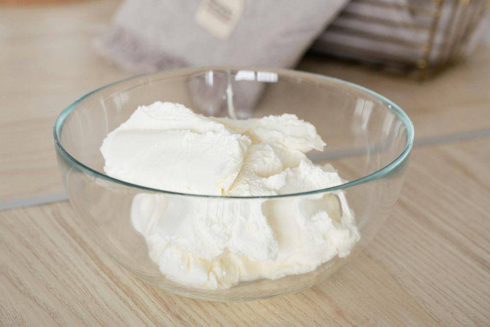 ilustrasi cream cheese dalam wadah kaca (pexels.com/SHVETS production)