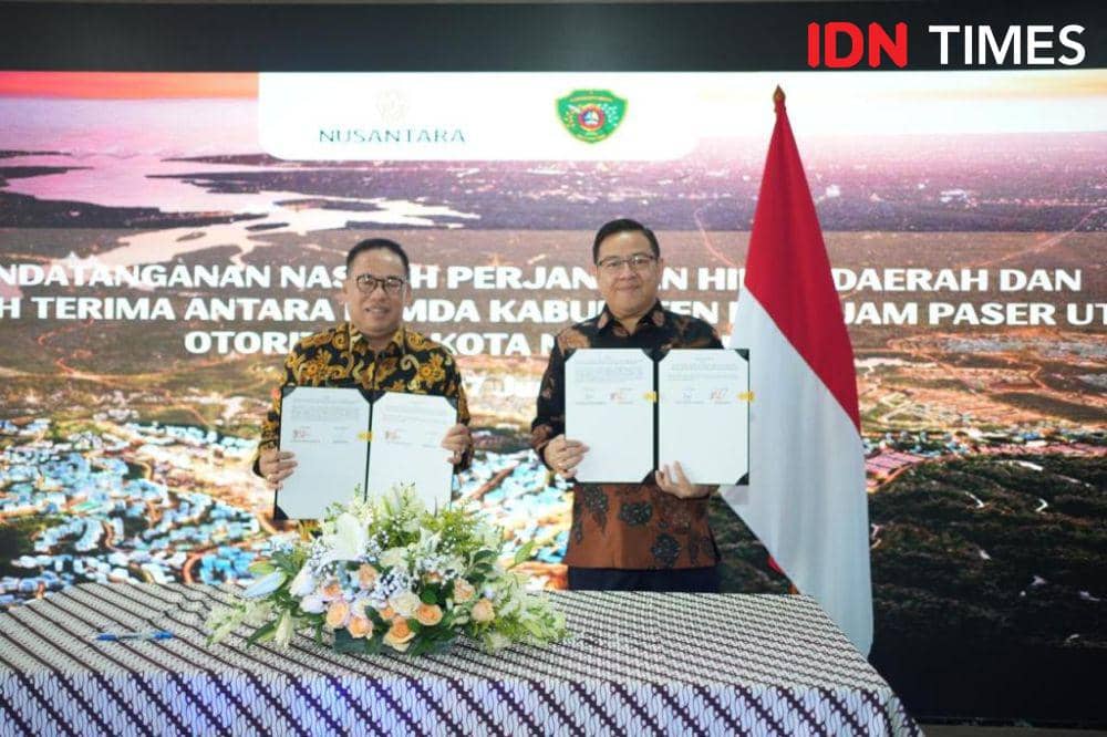 Sekretaris OIKN, Achmad Jaka Santos Adiwijaya dan Pj. Bupati PPU Makmur Marbun tunjukan naskah perjanjian hibah aset milik daerah. Foto Humas OIKN (IDN Times/Ervan)