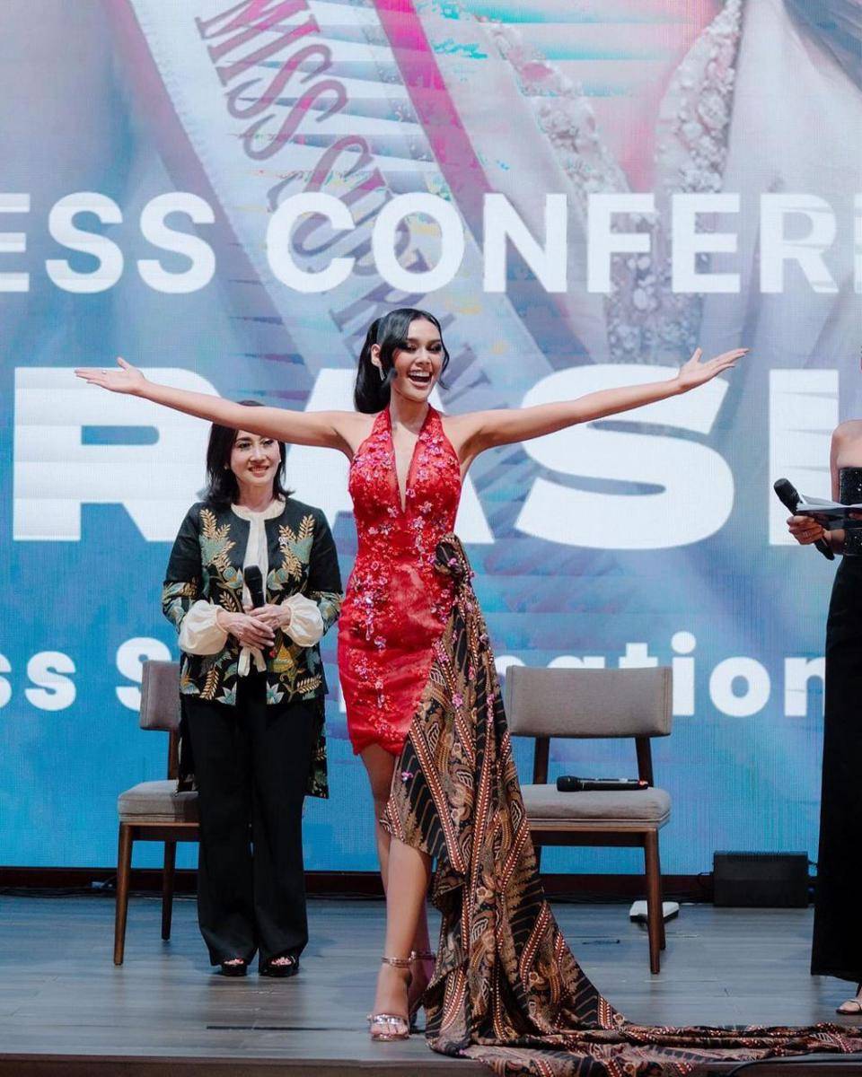 Potret Konferensi Pers Harashta Haifa ke Miss Supranational 2024 (Instagram.com/dpidamu)