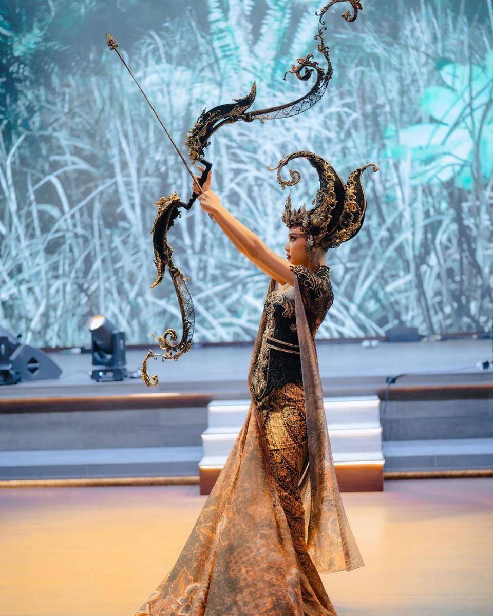 Potret Kostum Nasional Harashta Haifa untuk Miss Supranational 2024 (Instagram.com/officialputeriindonesia)