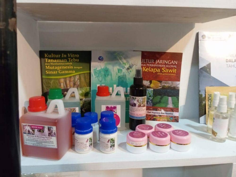 Lembaga Penelitian dan Pengabdian Kepada Masyarakat (LPPM) Universitas Lampung ( Unila ) menampilkan penelitian dan inovasi produk tanaman di anjungan Unila pada acara Pekan Raya Lampung 2024 (official.unila)
