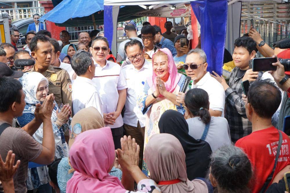 Menteri Perdagangan (Mendag) RI, Zulkifli Hasan didampingi Wali Kota Semarang, Hevearita Gunaryanti Rahayu memantau stok dan harga bahan pokok di Pasar Karangayu, Kota Semarang, Sabtu (8/6/2024). (dok. Pemkot Semarang)