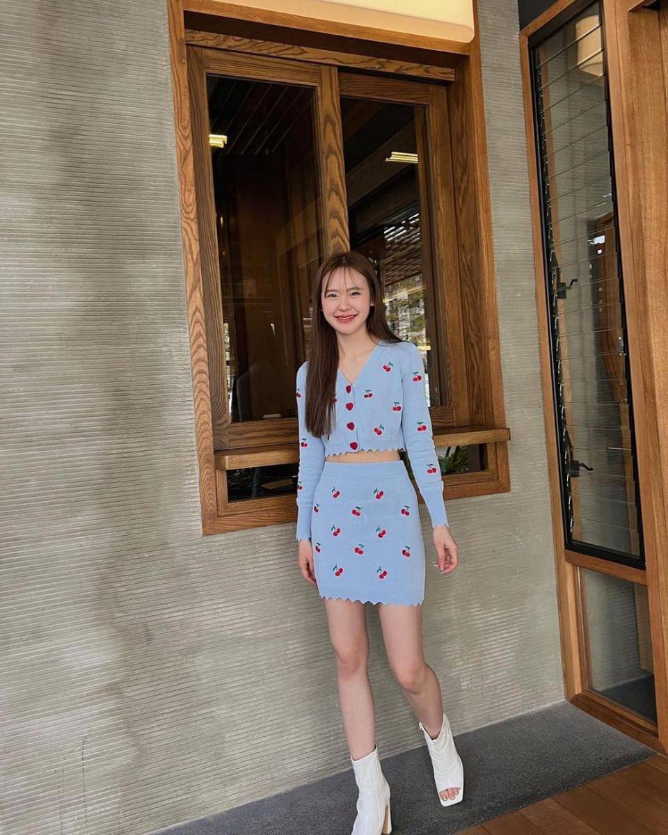 outfit y2k ala June Wanwimol (instagram.com/junewanwimol19)