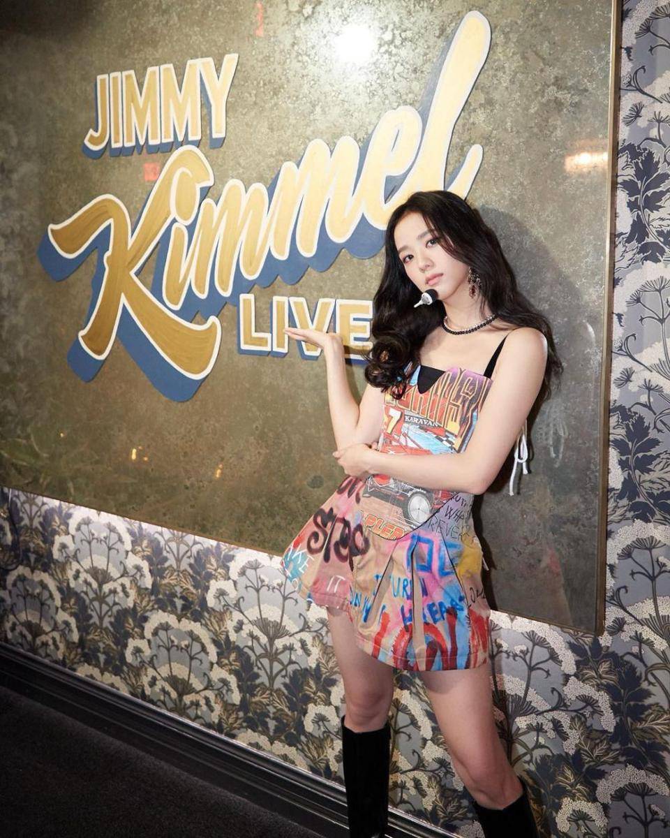 gaya fashion y2k ala Jisoo BLACKPINK (instagram.com/sooyaaa__)