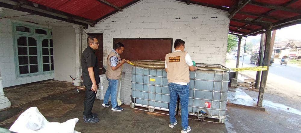 Penggerebekan pabrik minyak goreng ilegal di Kabupaten Malang. (Dok. Humas Polres Malang)