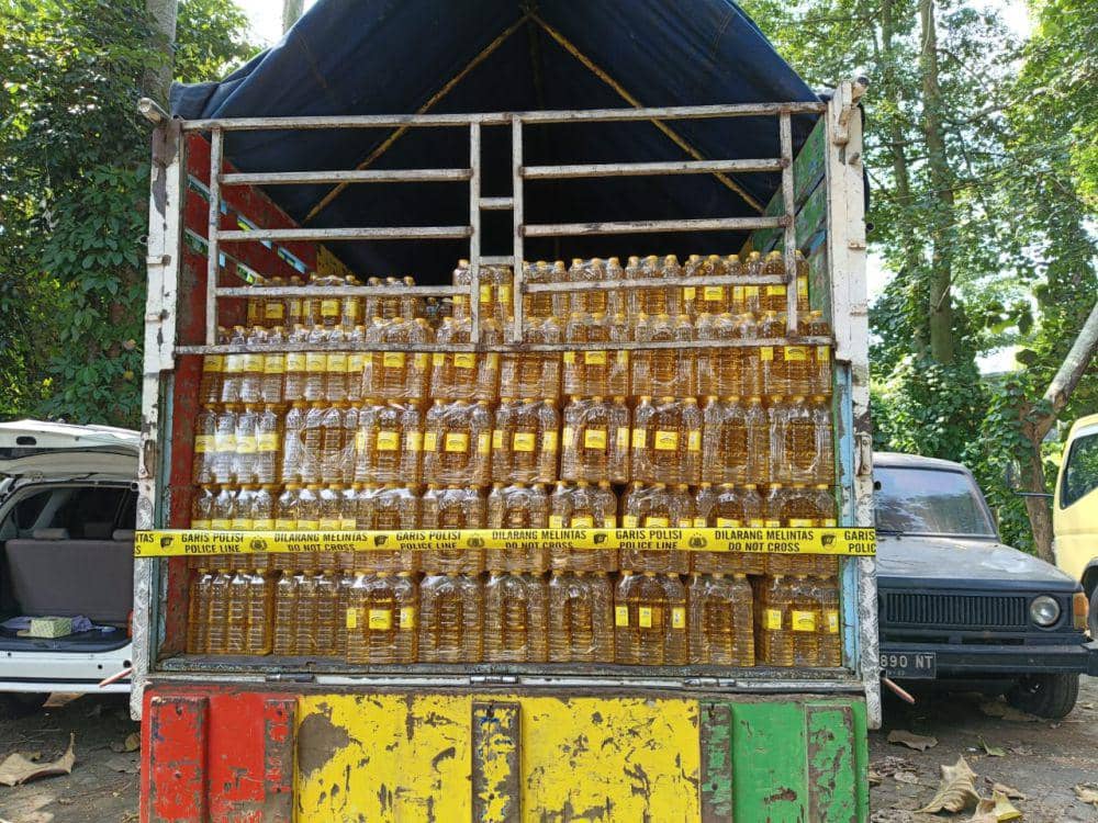 Penggerebekan pabrik minyak goreng ilegal di Kabupaten Malang. (Dok. Humas Polres Malang)