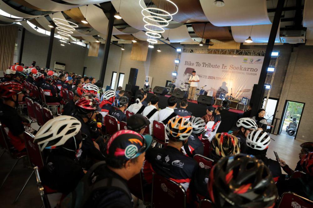 Ratusan Pesepeda di Bandung Gowes Sambil Belajar Sejarah Bung Karno